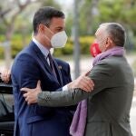 El presidente del Gobierno, Pedro Sánchez, saluda secretario general de UGT, Pepe Álvarez (d), a su llegada a la segunda jornada del 43 Congreso Confederal de UGT en Valencia el pasado mes de mayo