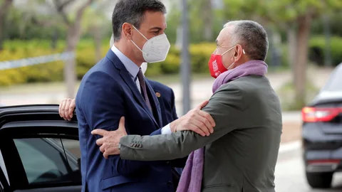 El presidente del Gobierno, Pedro Sánchez, saluda secretario general de UGT, Pepe Álvarez (d), a su llegada a la segunda jornada del 43 Congreso Confederal de UGT en Valencia el pasado mes de mayo