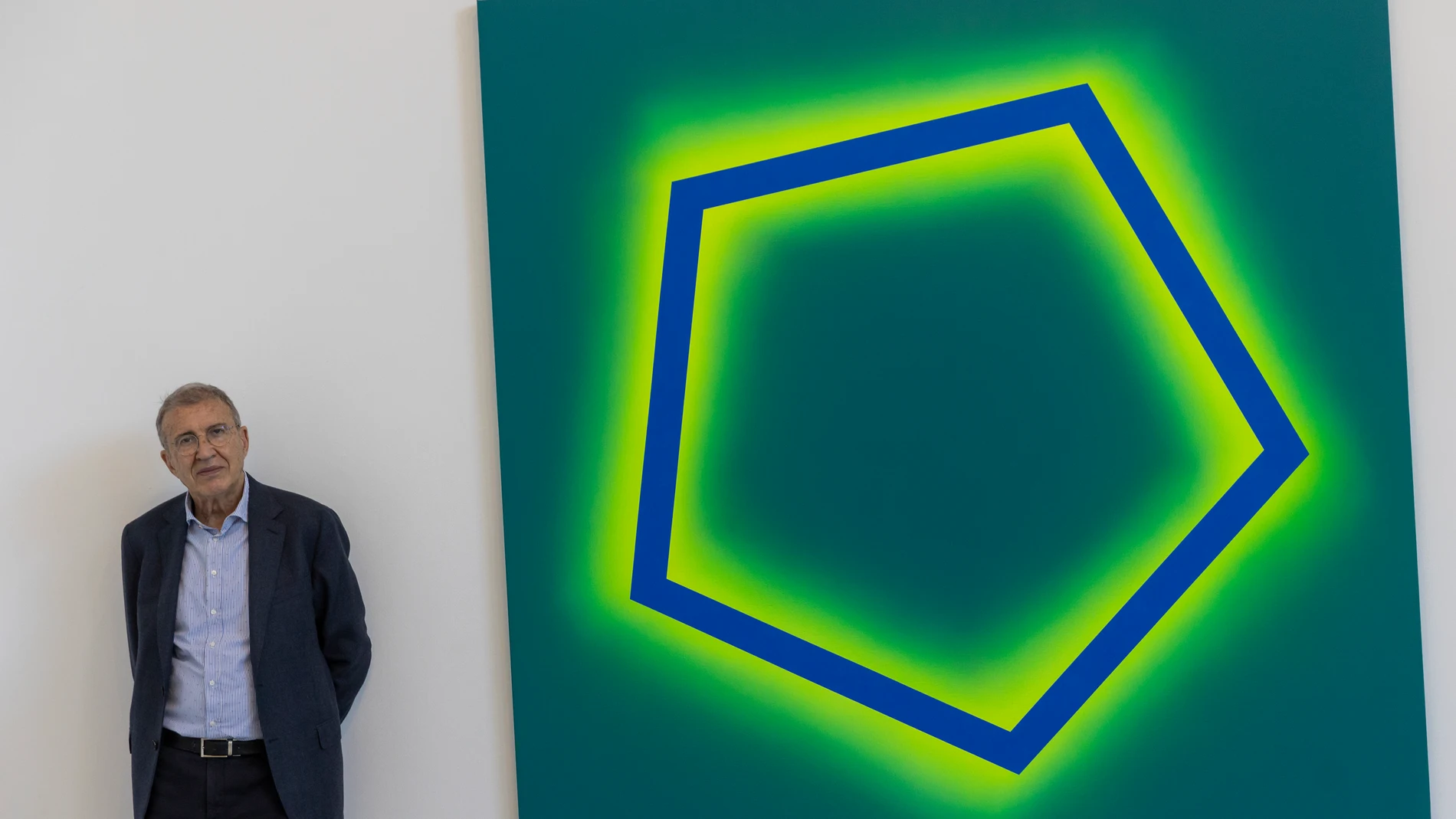 El sello de las pinturas de José María Yturralde es la combinación entre formas, luz y color, así como su relación con el espacio y el tiempo