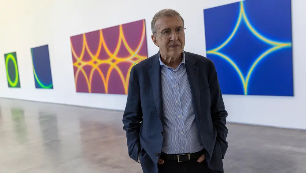José María Yturralde, junto a sus obras en la galería Javier López & Fer Francés (Madrid)