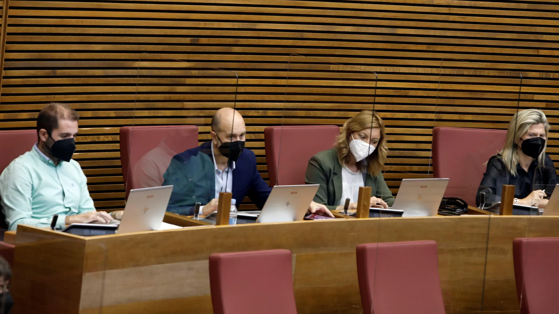 Los cuatro exdiputados de Ciudadanos que han pasado a ser no adscritos, Jesús Salmerón (i), José Antonio Martínez, Cristina Gabarda y Sunsi Sánchez (d).