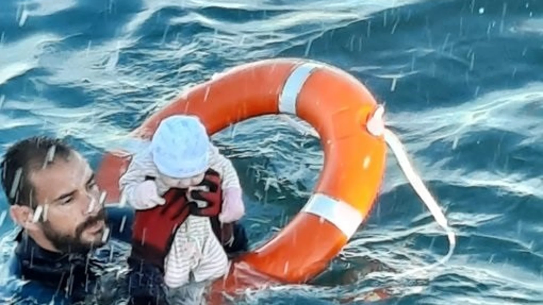 Juan Francisco rescatando al bebé en la frontera de Ceuta, la imagen a la que aludió Juanma Moreno