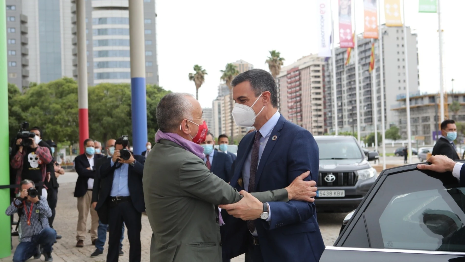 El presidente del Gobierno, Pedro Sánchez, junto con el secretario general de UGT, Pepe Álvarez, a su llegada al 43 Congreso Confederal del sindicato en Valencia