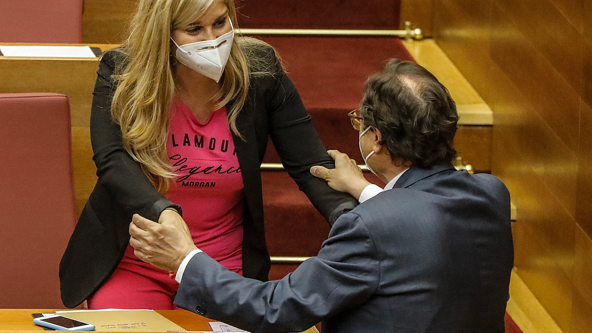 El conseller de Hacienda de la Generalitat Valenciana, Vicent Soler, saluda a la nueva síndica del PP en Les Corts, Eva Ortiz