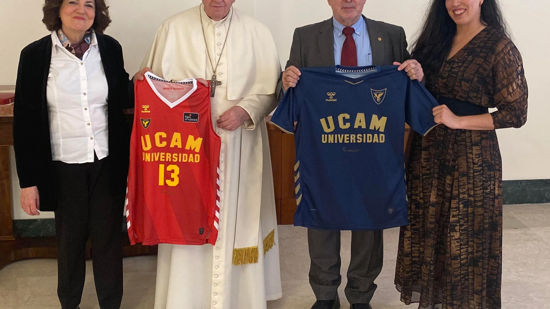 Imagen del un encuentro celebrado en el Vaticano, etre Su Santidad el Papa Francisco y el presidente de la Universidad Católica de Murcia, José Luis Mendoza
