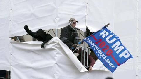 Un partidario de Donald Trump irrumpe en el Capitolio el pasado 6 de enero