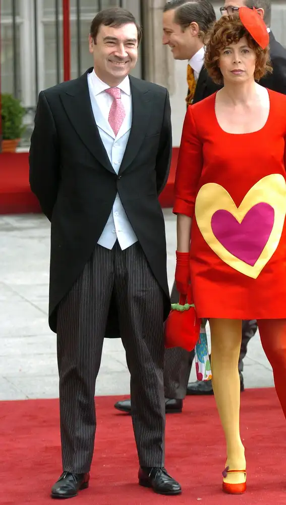 El director del diario El Mundo, Pedro J. Ramírez, acompañado de su esposa, la diseñadora Agatha Ruiz de la Prada, a su llegada a la catedral de la Almudena, donde se celebra la boda entre el Príncipe Felipe y Letizia Ortiz.