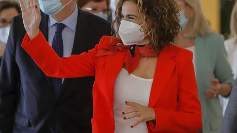 La ministra de Hacienda y portavoz del Gobierno, María Jesús Montero (d), y el presidente de la Generalitat Valenciana, Ximo Puig (i), en el acto de clausura del 43 Congreso Confederal de UGT