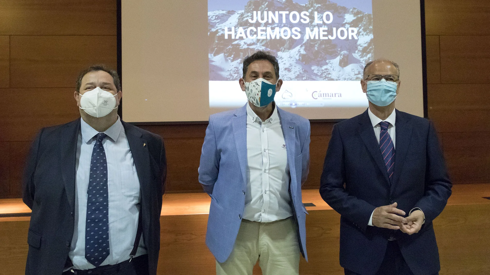 El presidente de las Cortes de Castilla y León, Luis Fuentes, interviene en el acto de presentación institucional de la asociación ‘Sierras de Béjar. Juntos lo hacemos mejor’, que organiza la Cámara de Comercio de Salamanca. En la imagen junto a Benjamín Crespo, presidente de la Cámara de Comercio (I) y Antonio Valencia, presidente de la asociación 'Sierras de Béjar'