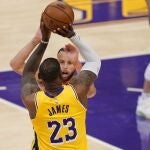 LeBron James anotó el triple definitivo en el Lakers - Warriors delante de Curry