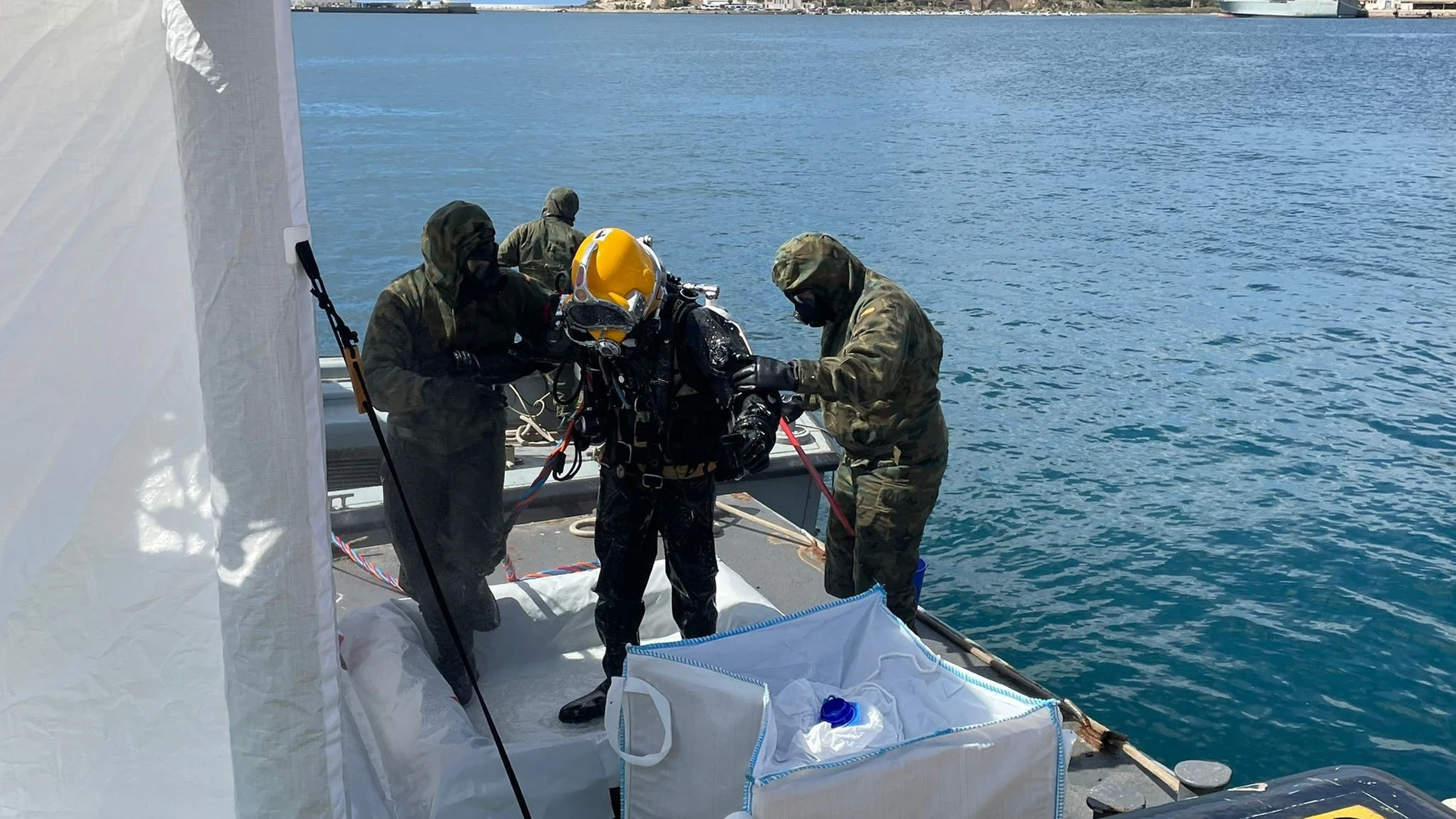 Ejercicio de emergencia y buceo en aguas contaminadas en Cartagena