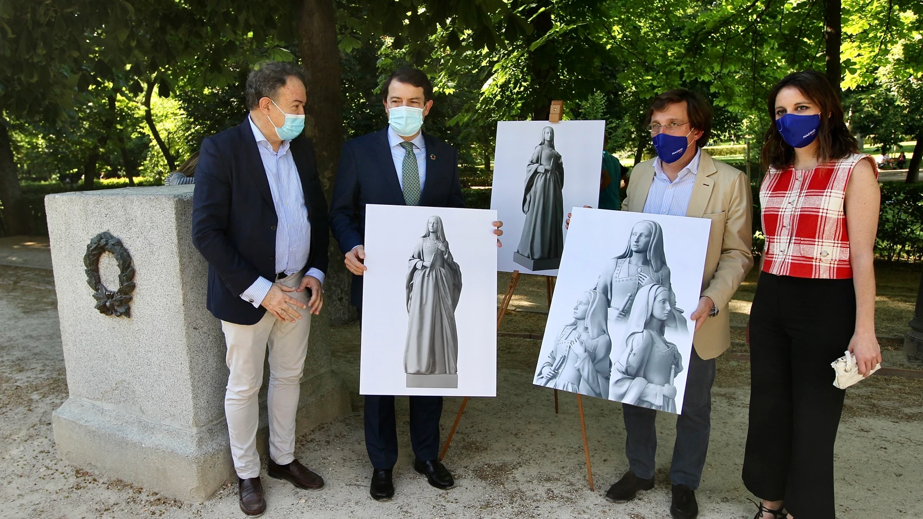 El presidente de Castilla y León, Alfonso Fernández Mañueco, junto con el alcalde de Madrid José María Martínez Almeida recorren el paseo de las estatuas donde se instalar la estatua de Juana de Castilla
