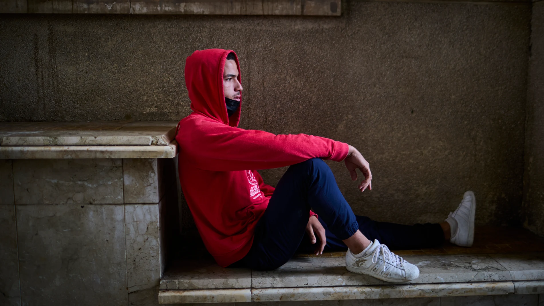 Mehdi, de 17 años, llegó el lunes por la noche a Ceuta tras cruzar nadando la frontera