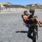 Un militar del ejército español ayuda a un menor migrante procedente de Marruecos a su llegada a Ceuta, a 19 de mayo de 2021, en Ceuta, (España). Antonio Sempere / Europa Press19/05/2021