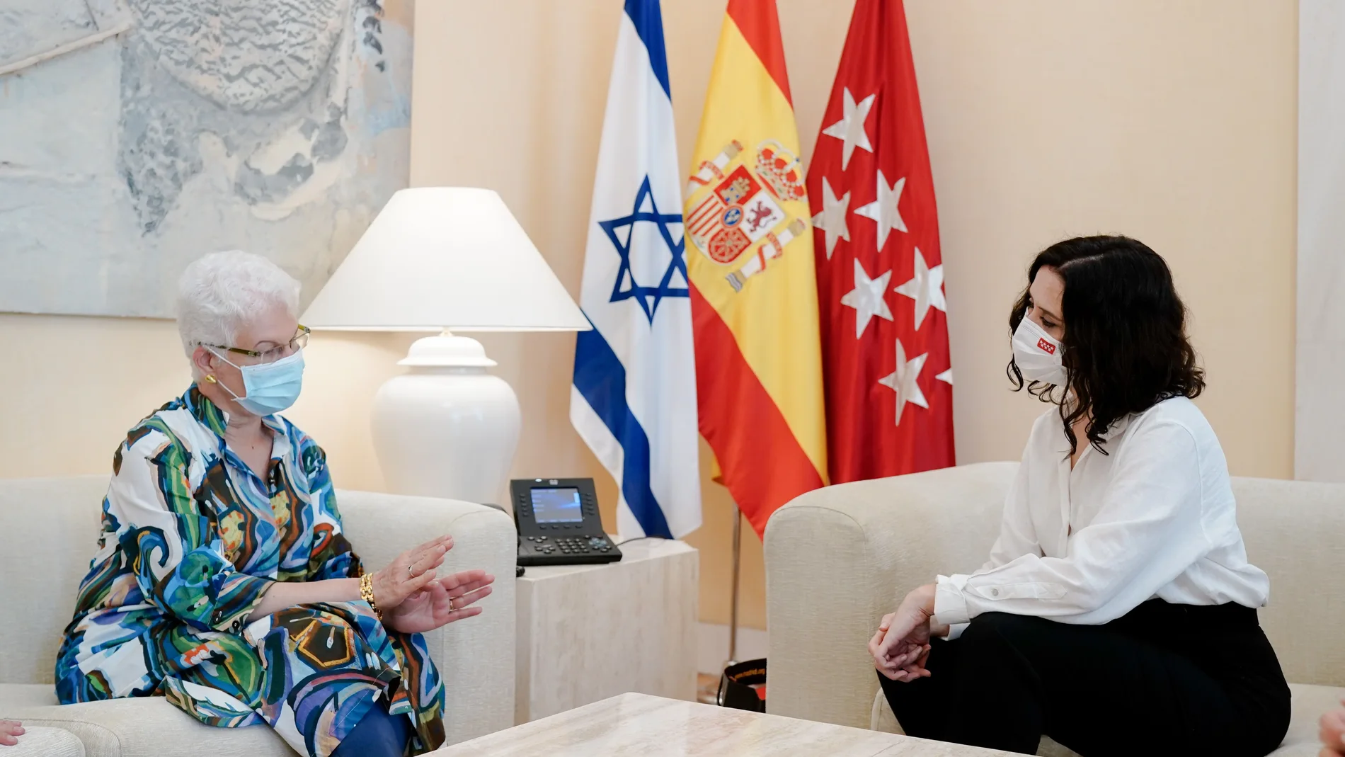 La presidenta en funciones de la Comunidad de Madrid, Isabel Díaz Ayuso (d), ha mantenido este jueves un encuentro con la embajadora de Israel, Rodica Radian-Gordon.