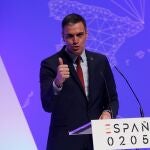 El presidente del Gobierno, Pedro Sánchez, durante la presentación del proyecto España 2050 con el que el Ejecutivo quiere poner en marcha una reflexión colectiva y plural sobre el futuro de España en el mundo post-COVID, este jueves en el Museo de Arte Reina Sofía de Madrid