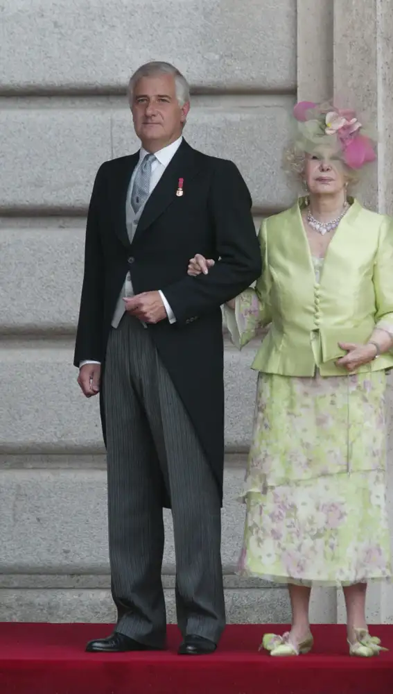 LA DUQUESA DE ALBA Y SU HIJO EL DUQUE DE ALIAGA a su llegada a la catedral de la Almudena, donde se celebra la boda entre el Príncipe Felipe y Letizia Ortiz.