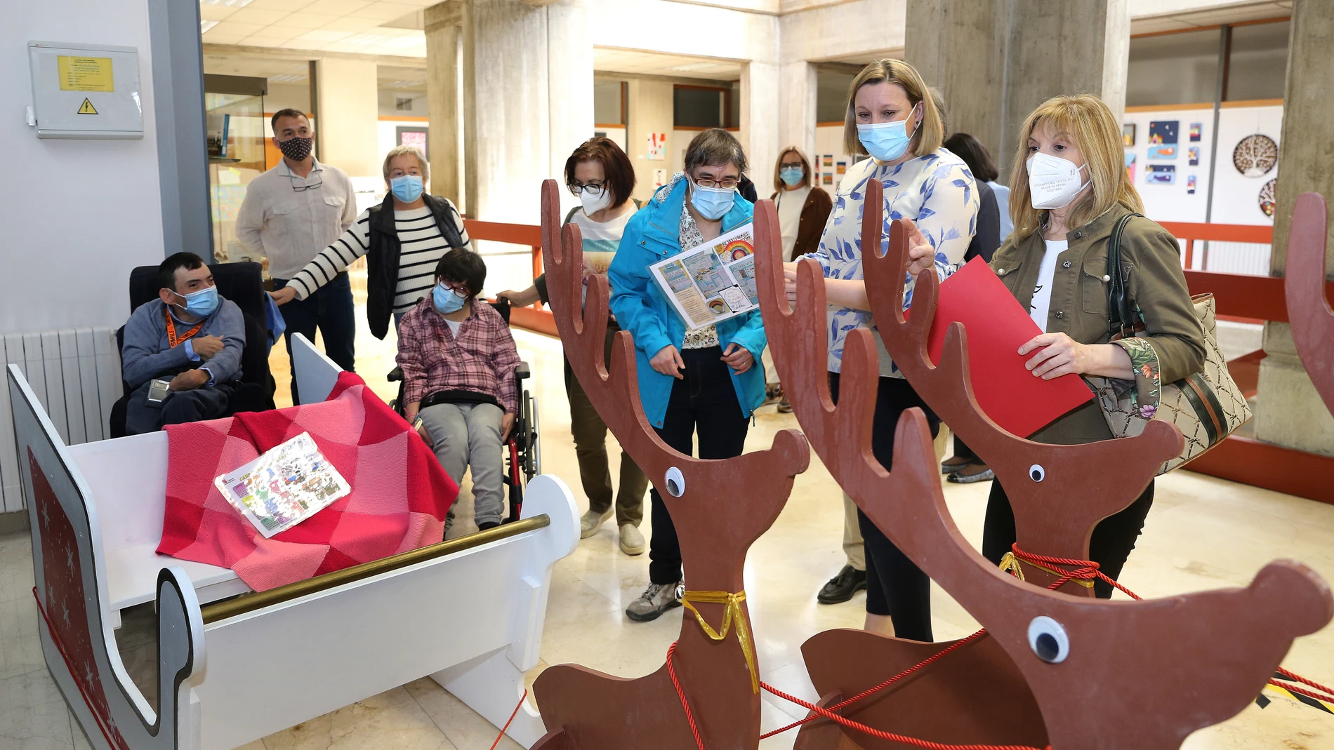 La consejera de Familia e Igualdad de Oportunidades, Isabel Blanco (2D), visita la exposición"'CAMPart", organizada por el CAMP Nuestra Señora de la Calle de Palencia