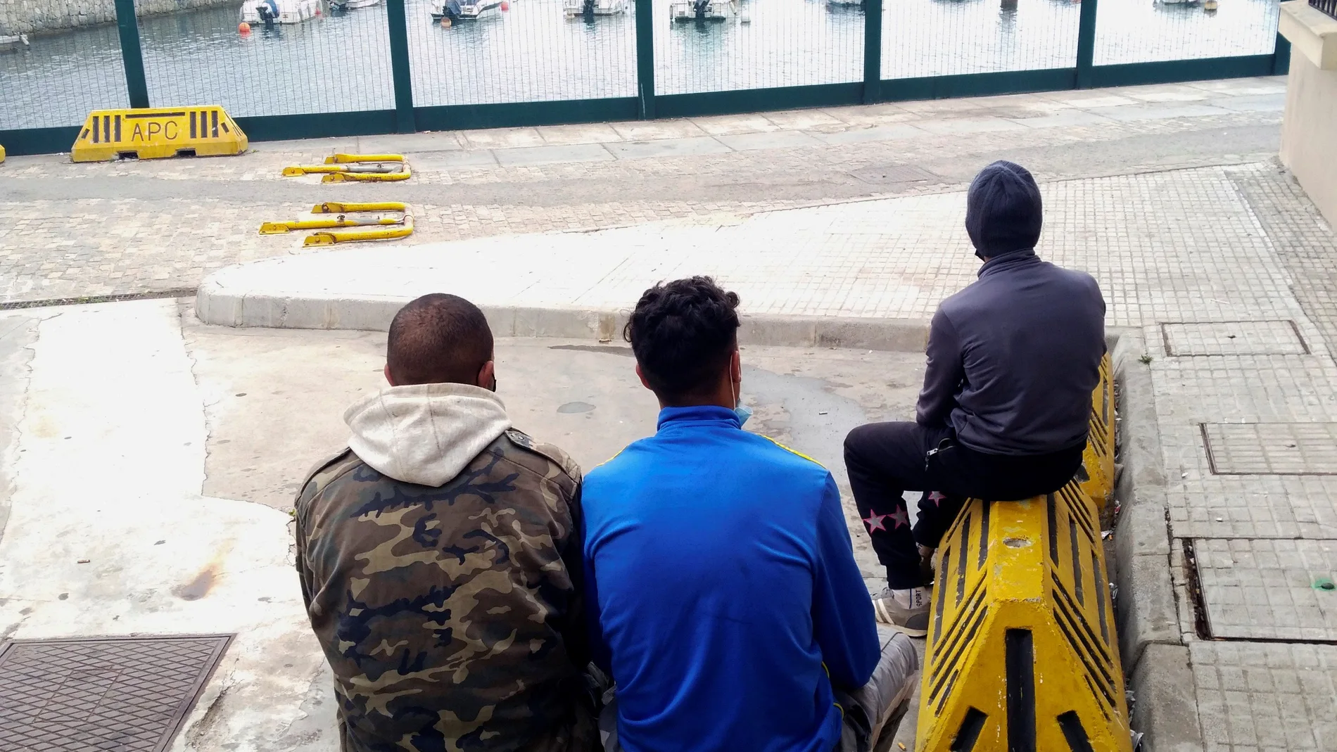 En la imagen, tres menores de edad marroquíesmllegados a Ceuta EFE/Manuel Rus