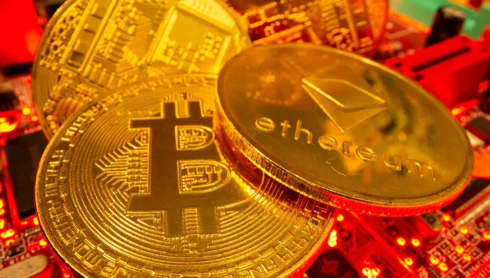 Representación de las monedas virtuales Bitcoin y Ethereum