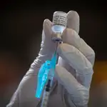 Una enfermera extrae una dosis de un vial de la vacuna contra el Covid-19 de la farmacéutica Comirnaty-Pfizer-BioNTech