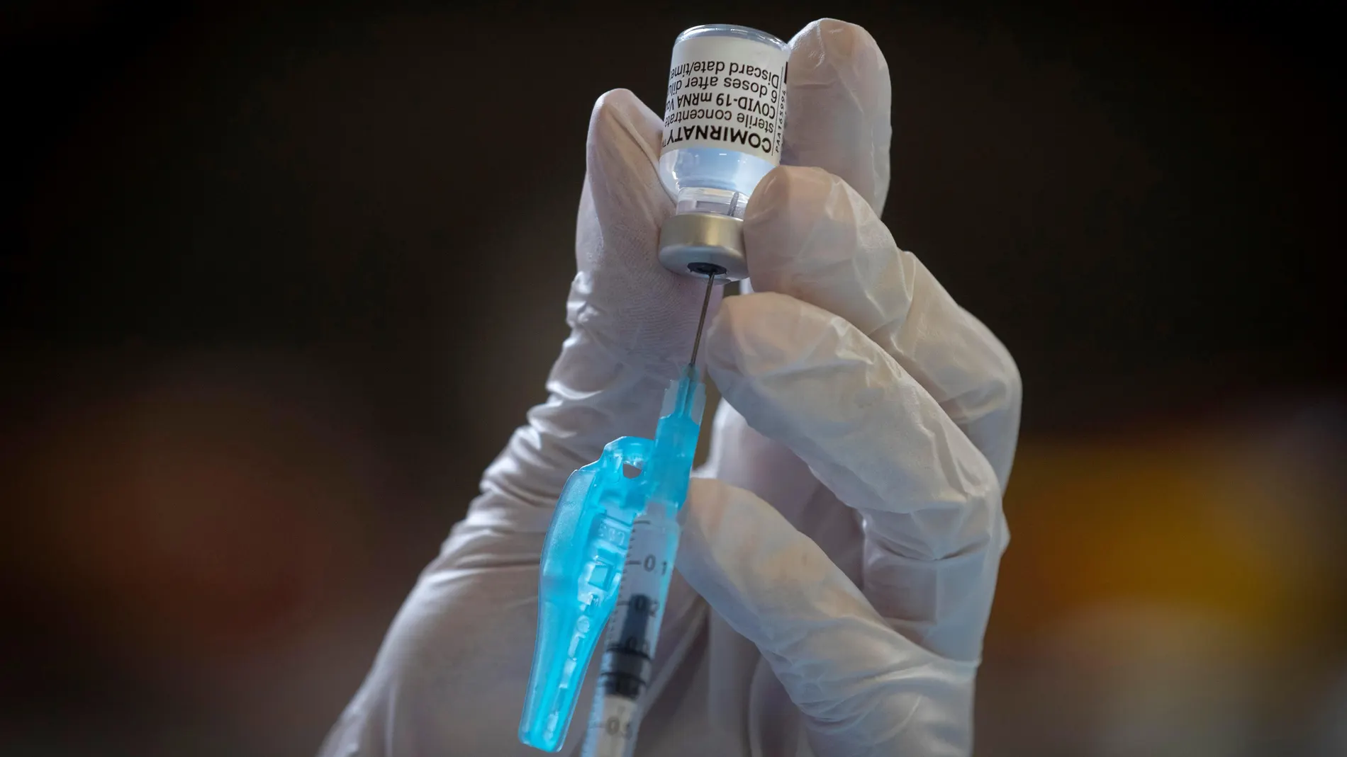 Una enfermera extrae una dosis de un vial de la vacuna contra el Covid-19 de la farmacéutica Comirnaty-Pfizer-BioNTech