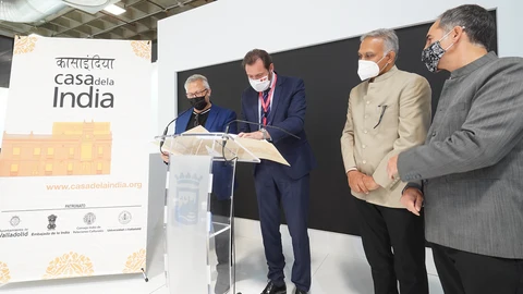 El alcalde de Valladolid, Óscar Puente, firma el convenio de la Casa de la India con la Escuela de Flamenco de Andalucía