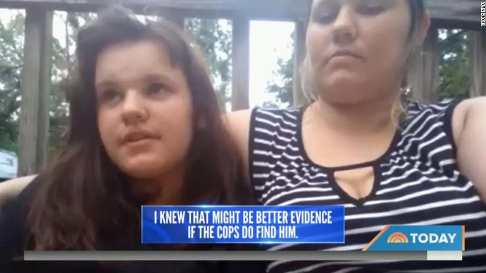 La joven Alyssa con su madre