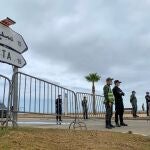 Agentes marroquíes de la Policía y de Fuerzas Auxiliares en un puesto de control establecido en el norte de la localidad de Fnideq (Castillejos) a unos dos kilómetros del paso fronterizo Tarajal. EFE/Mohamed Siali