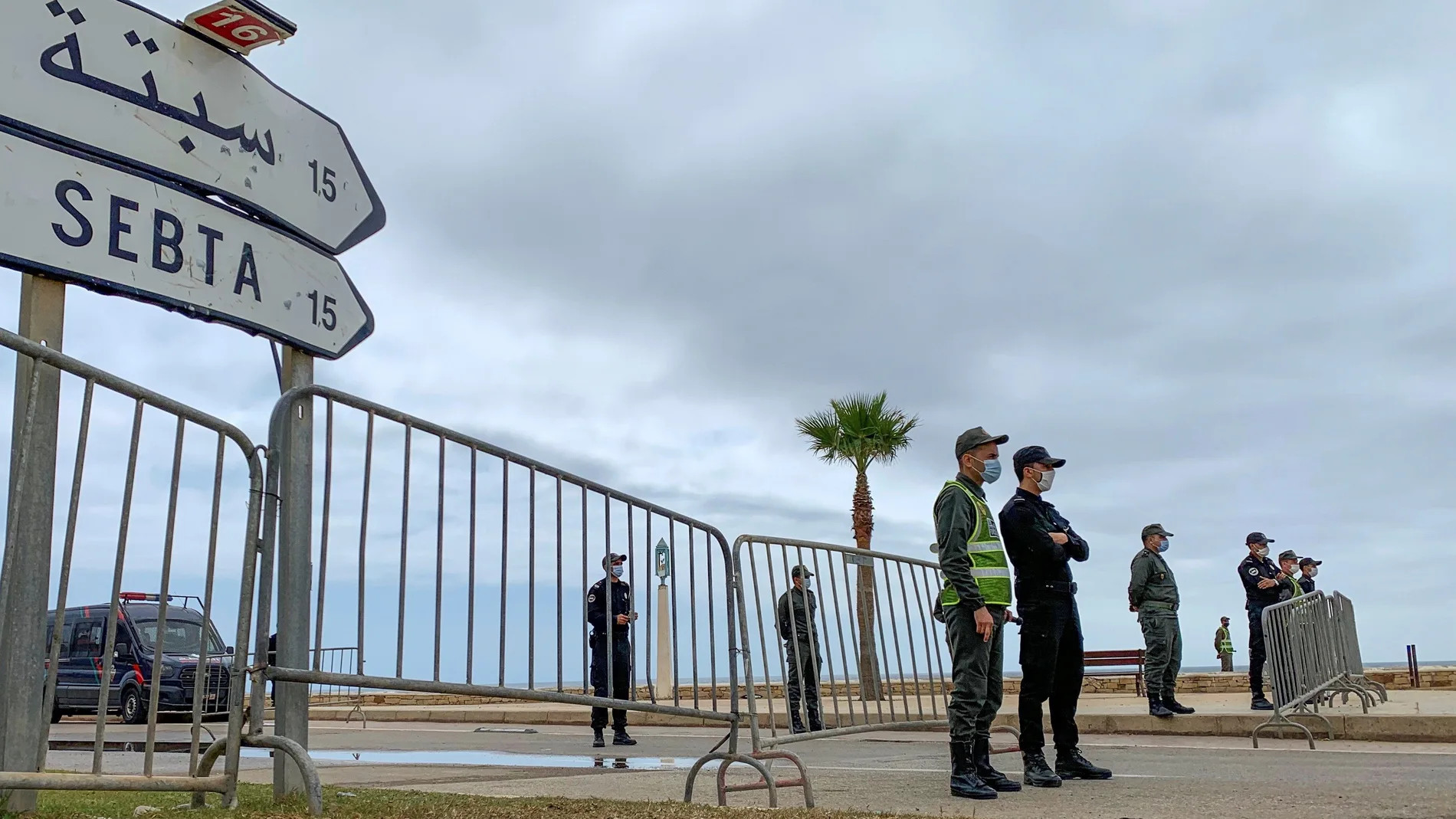 Agentes marroquíes de la Policía y de Fuerzas Auxiliares en un puesto de control establecido en el norte de la localidad de Fnideq (Castillejos) a unos dos kilómetros del paso fronterizo Tarajal. EFE/Mohamed Siali