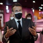 El presidente francés, Emmanuel Macron, anunció en un discurso que quienes se vacunaron en enero-febrero podrán beneficiarse desde primeros de septiembre de una nueva dosis. EFE