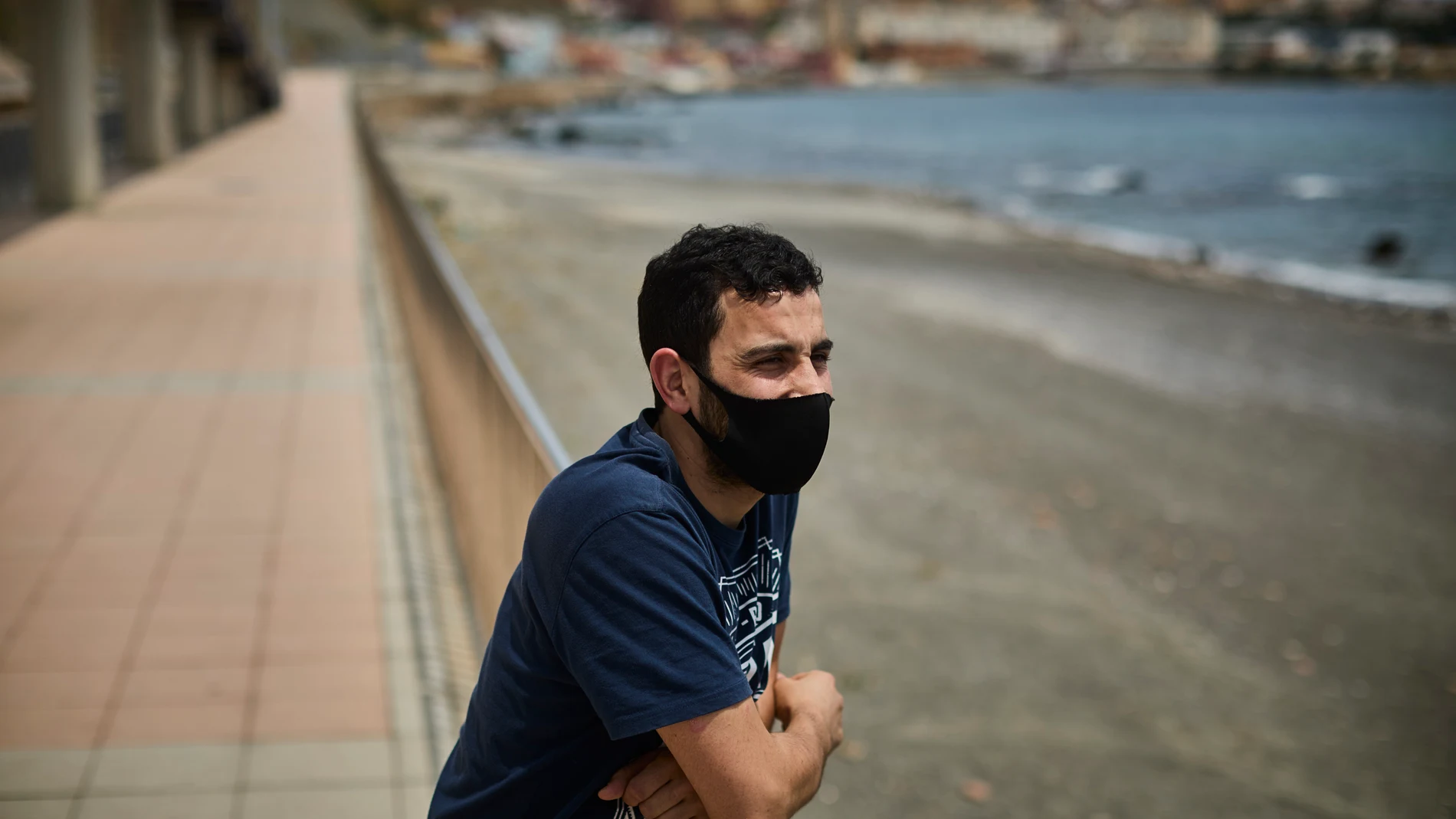 Yassin, el joven que salvó al inmigrante, relata a LA RAZÓN lo ocurrido en la playa de El Tarajal