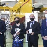 Los delegados del Gobierno en Castilla y León y Galicia, Javier Izquierdo y José Miñones, presiden el homenaje al piloto Maximiliano Plaza Bretón, natural de Babilafuente (Salamanca), fallecido en las tareas de extinción del incendio forestal de Lobios (Ourense), el pasado 8 de agosto de 2020. En la imagen con los padres del piloto fallecido