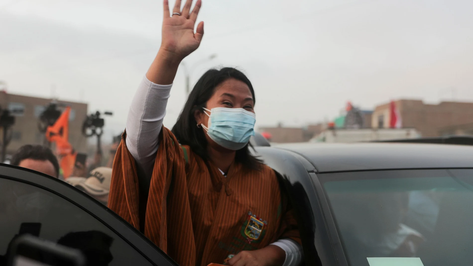 La candidata presidencial peruana Keiko Fujimori, saludando a sus simpatizantes