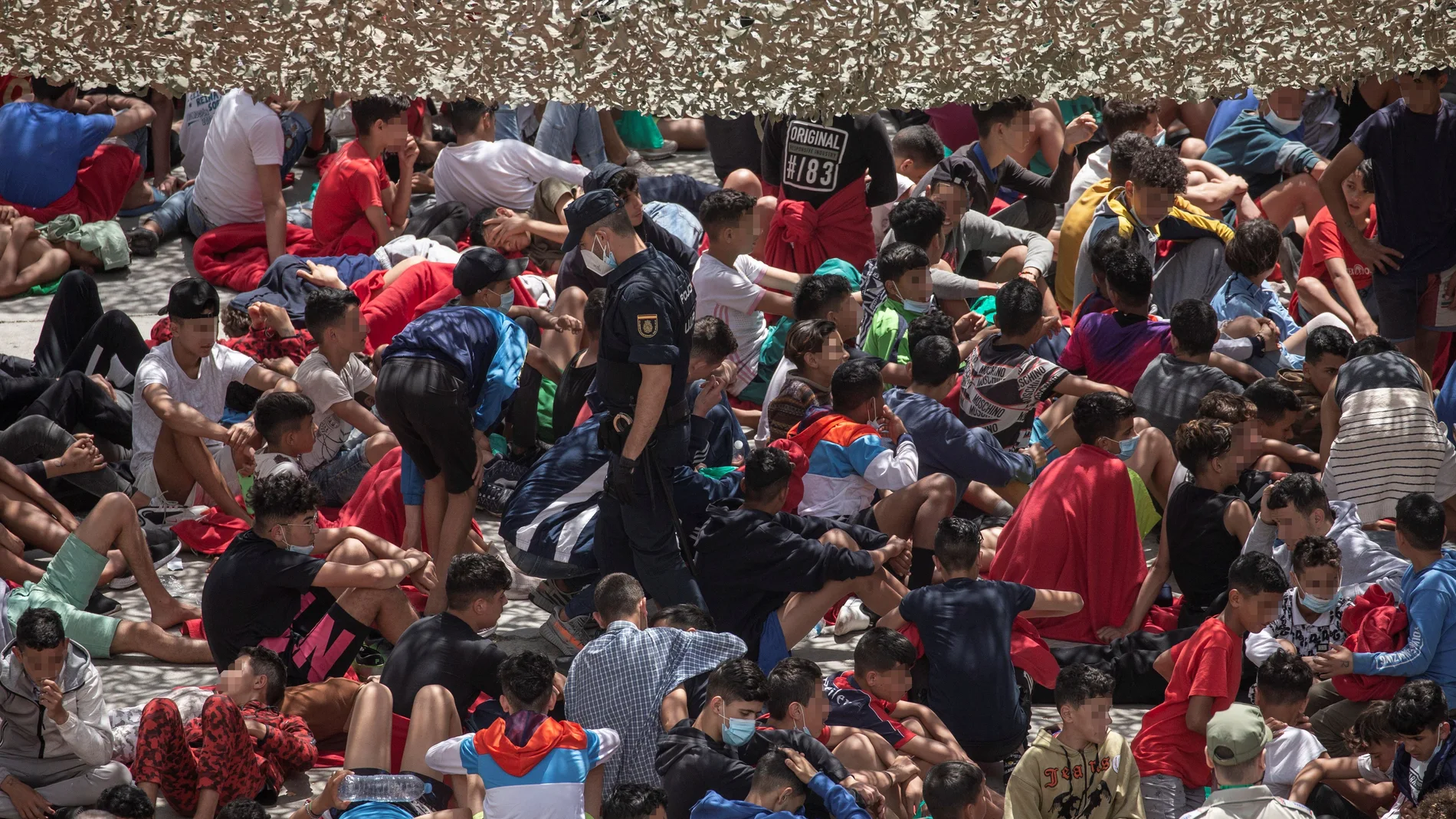 Decenas de migrantes en la nave de el polígono industrial cercano a la playa de El Tarajal (Ceuta)