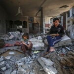 Niños palestinos entre los escombros de un edificio destruido en los bombardeos israelíes en Beit Hanun, al norte de la franja de Gaza