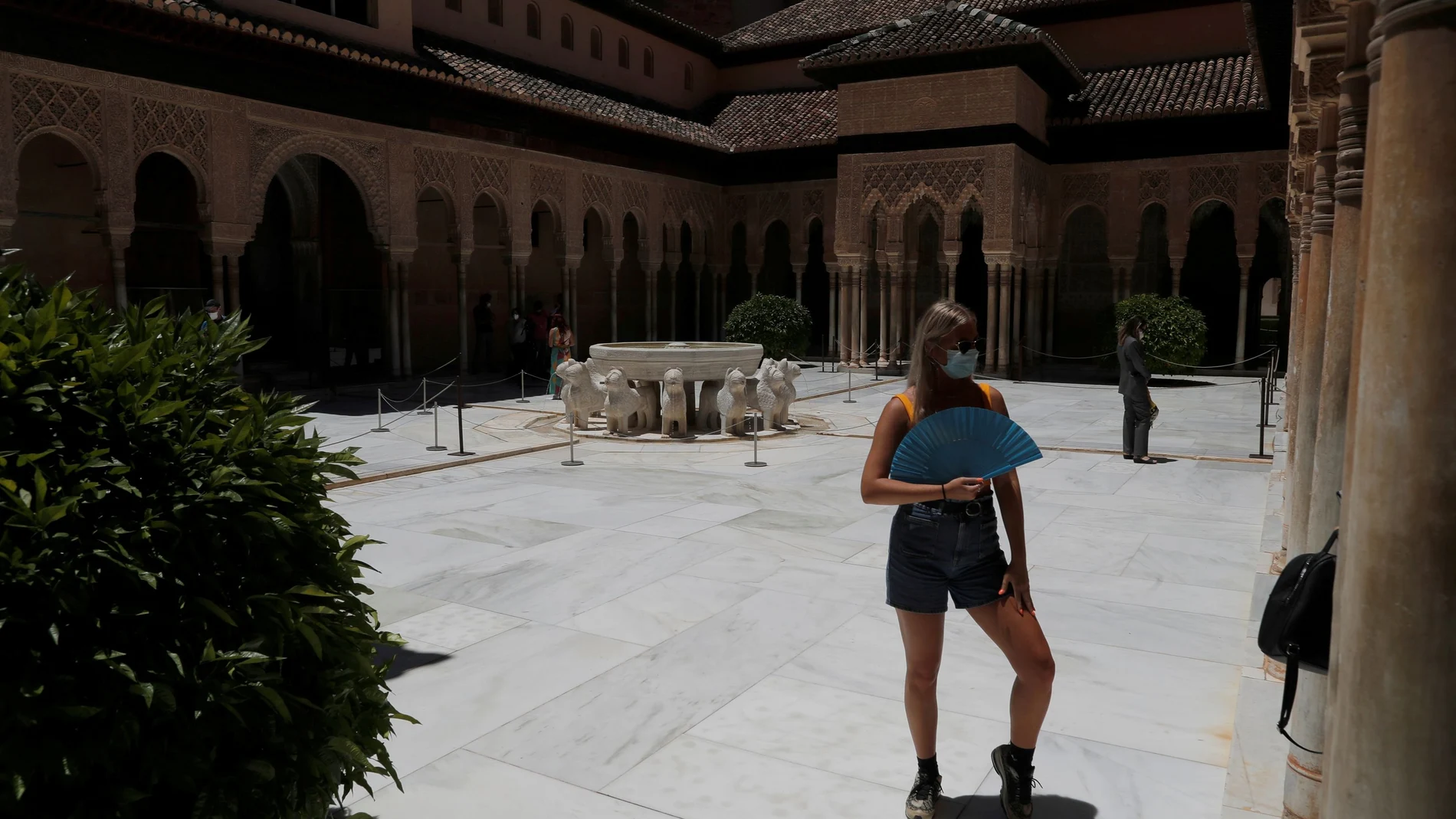 Una turista en la Alhambra durante la pandemia. REUTERS/Jon Nazca/File Photo