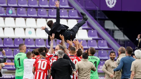 Diego Simeone es manteado por los jugadores del Atlético de Madrid.