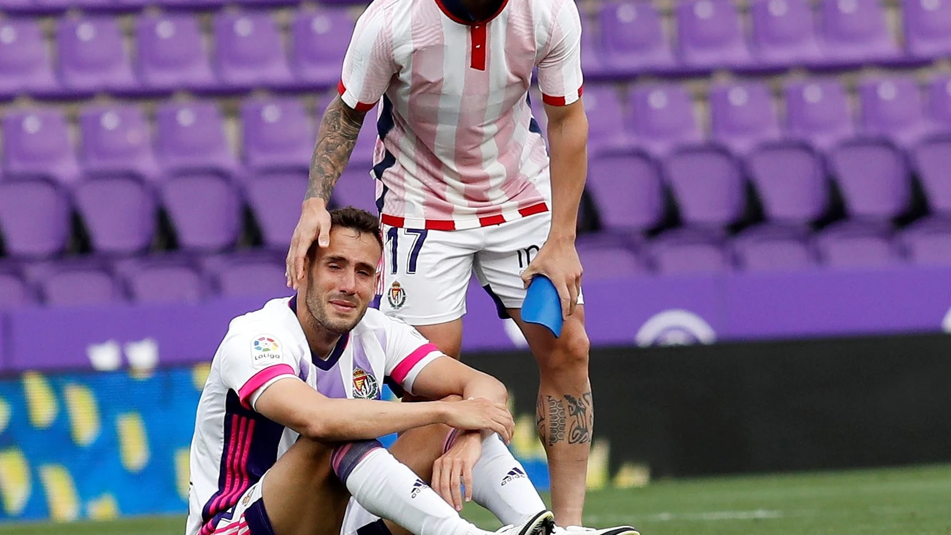 Los jugadores del Real Valladolid, Kiko Olivas (i) y Roque Mesa, tras el último partido de LaLiga Santander que Real Valladolid y Atlético Madrid disputaron hoy sábado en el estadio José Zorrilla, en Valladolid. EFE/Cesar Minguela