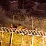 Varios marroquíes intentan llegar a suelo español desde la frontera que separa Melilla y Marruecos, a 21 de mayo de este año Ángela Ríos / Europa Press21/05/2021
