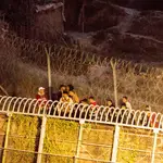 Varios marroquíes intentan llegar a suelo español desde la frontera que separa Melilla y Marruecos, a 21 de mayo de este año Ángela Ríos / Europa Press21/05/2021