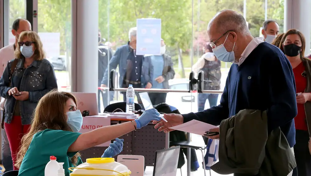 El vicepresidente Francisco Igea, acude al llamamiento para la vacunación frente a la COVID-19 correspondiente a su año de nacimiento