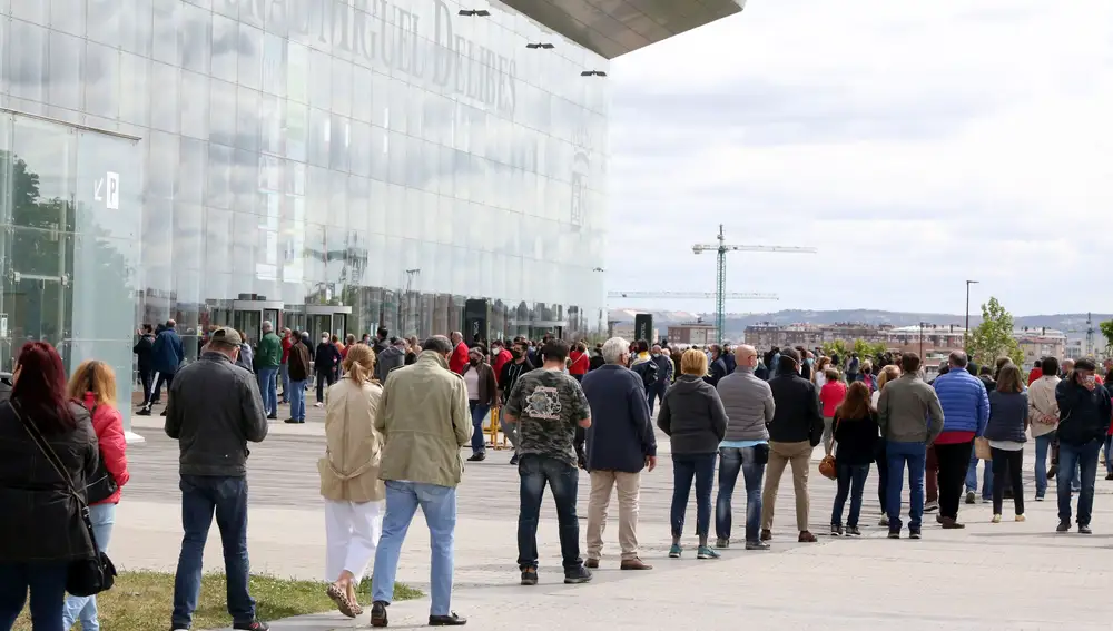 Colas en el Auditorio Miguel Delibes de Valladolid para vacunarse