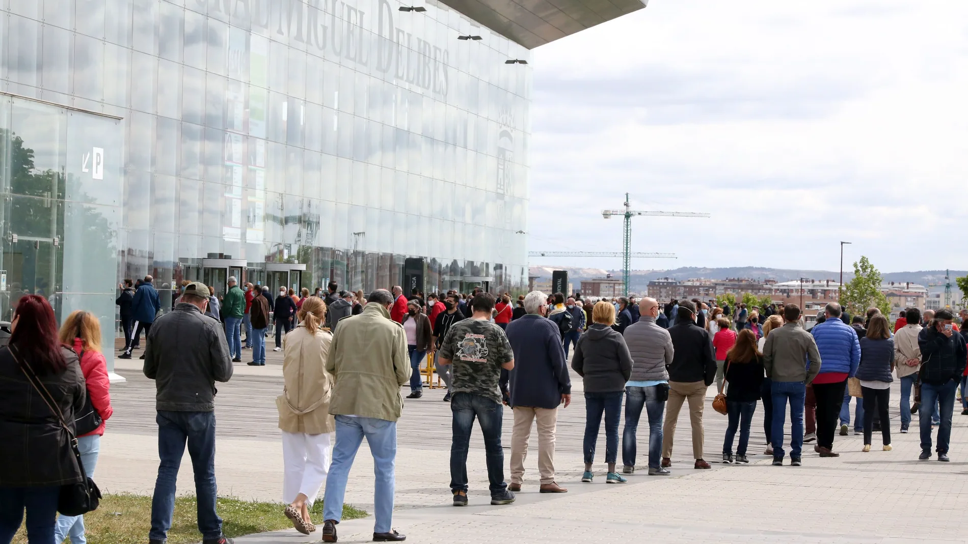 Colas en el Auditorio Miguel Delibes de Valladolid para vacunarse