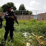 Oficiales de Policía aseguran el jardín de la casa de un ex policía en el que podrían estar hasta 47 cadáveres enterrados
