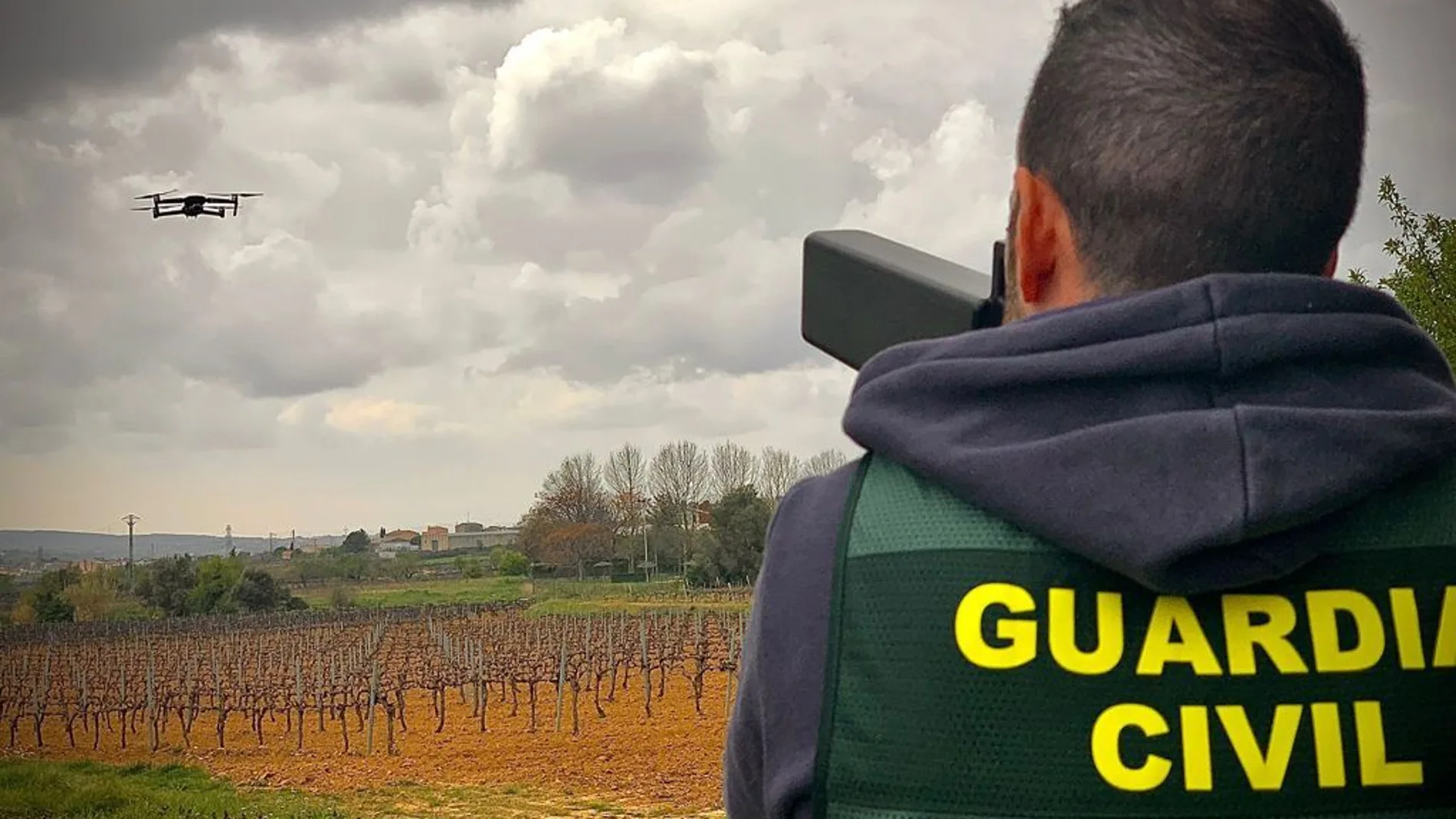 Un agente de la Guardia Civil con el fusil para desactivar un dron