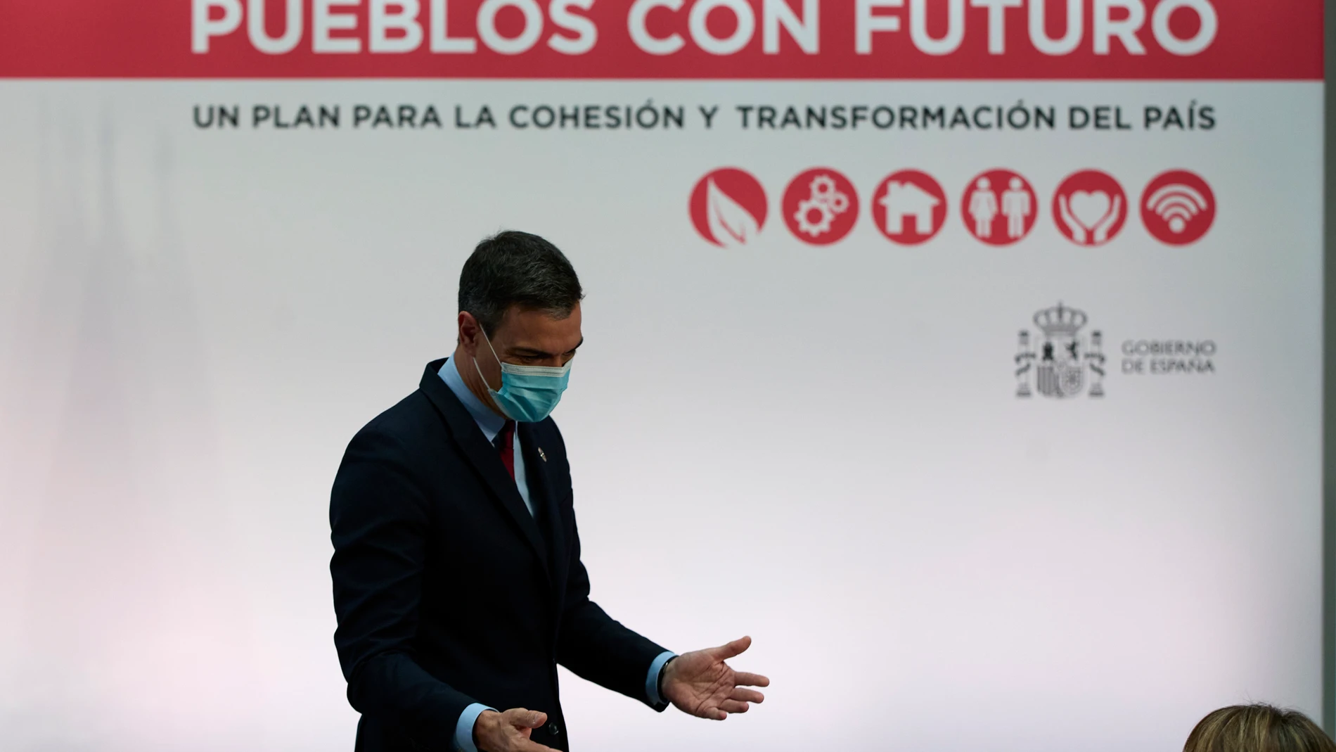 El presidente del Gobierno, Pedro Sánchez, durante el acto de presentación del plan 'Pueblos con Futuro: un plan para la cohesión y transformación del país’, en la Sala Barceló del Palacio de la Moncloa