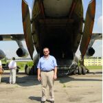 Imagen del sumario en la que aparece Vladimir Kokorev delante de un avión