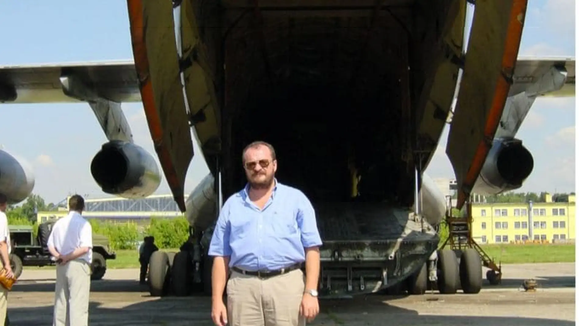 Imagen del sumario en la que aparece Vladimir Kokorev delante de un avión