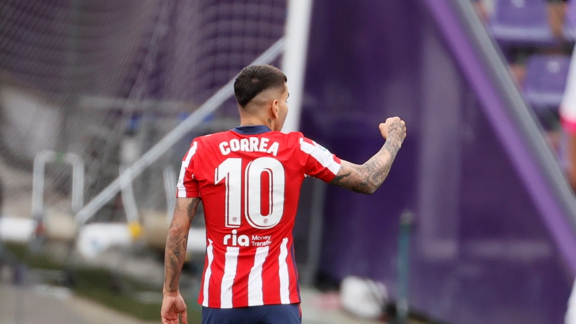 GRAF4424. VALLADOLID, 22/05/2021.- El delantero argentino del Atlético de Madrid Ángel Correa celebra su gol, primero del equipo ante el Real Valladolid, durante el último partido de LaLiga Santander que Real Valladolid y Atlético de Madrid disputan hoy sábado en el estadio José Zorrilla, en Valladolid. EFE/Ballesteros